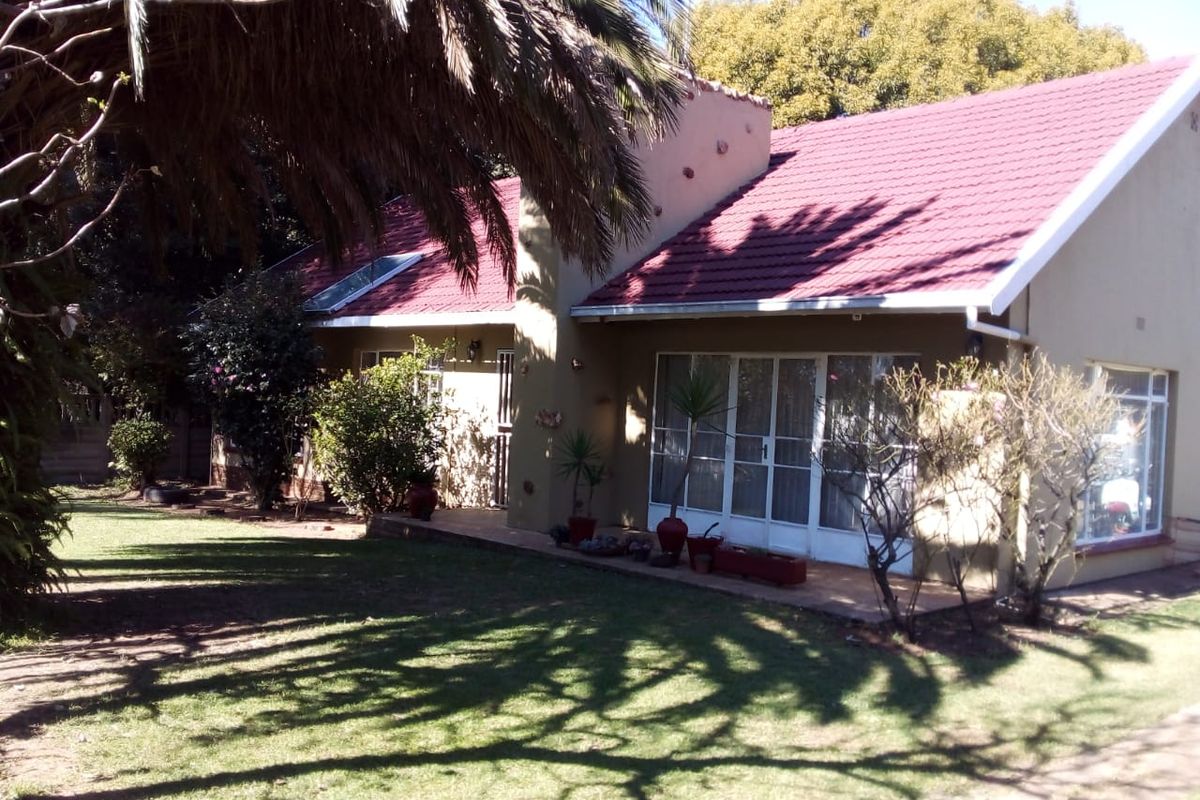 Well-maintained Family Home In Ideal Location with Endless Potential - Photo 2