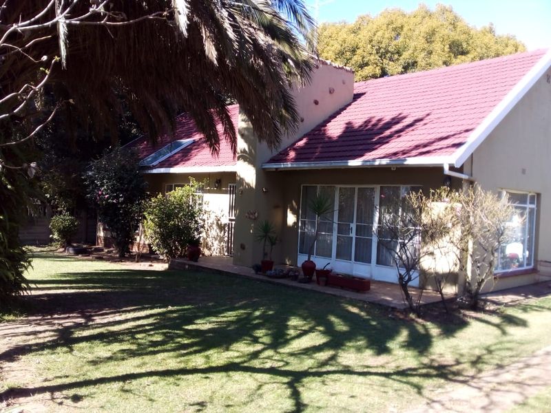 Well-maintained Family Home In Ideal Location with Endless Potential - Photo 2