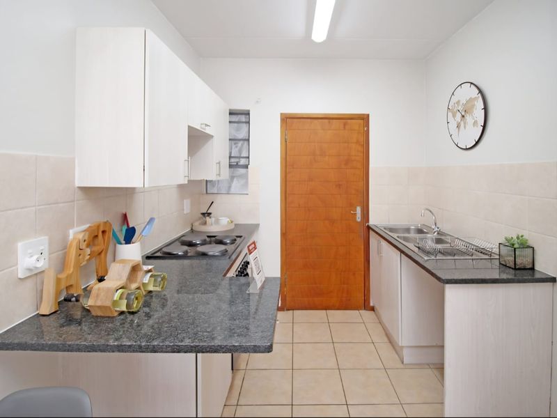 Modern second Floor Apartment for Rent in Klipfontein - Photo 2
