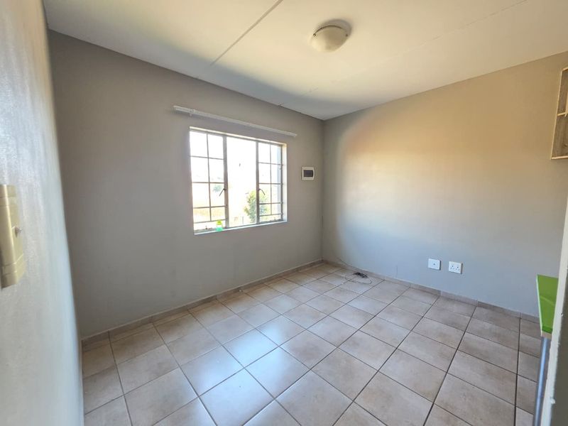 For Rent: 2-Bedroom Apartment in Fleurhof Ext 28 (Roodepoort) - Photo 4