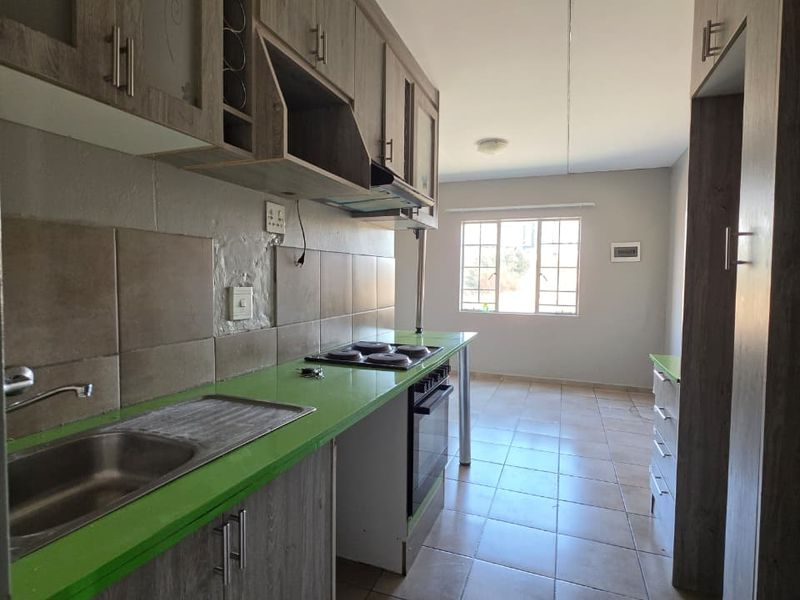 For Rent: 2-Bedroom Apartment in Fleurhof Ext 28 (Roodepoort) - Photo 2