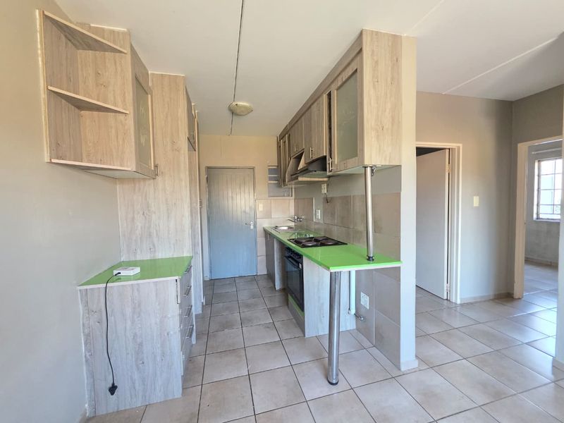 For Rent: 2-Bedroom Apartment in Fleurhof Ext 28 (Roodepoort) - Photo 3