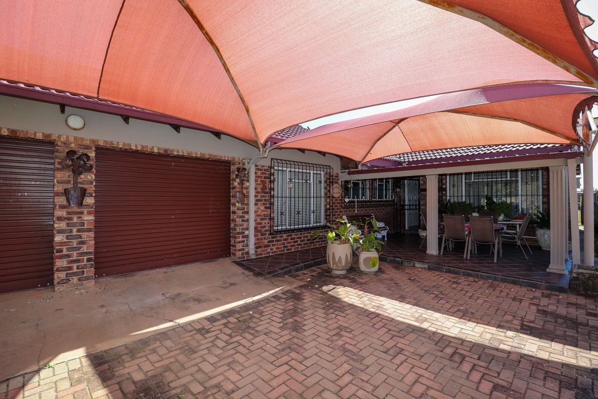 Neat Face Brick Home – Low Maintenance Living with Endless Possibilities! - Photo 2
