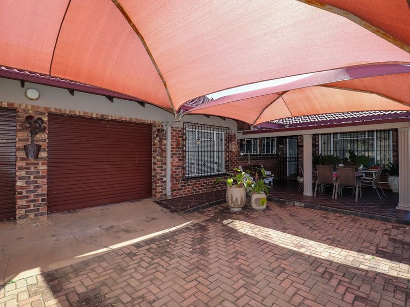 Neat Face Brick Home – Low Maintenance Living with Endless Possibilities! - Photo 2
