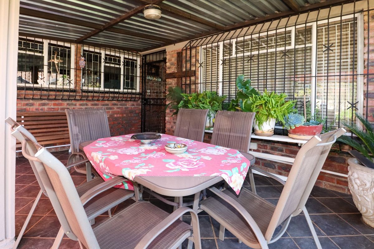 Neat Face Brick Home – Low Maintenance Living with Endless Possibilities! - Photo 4