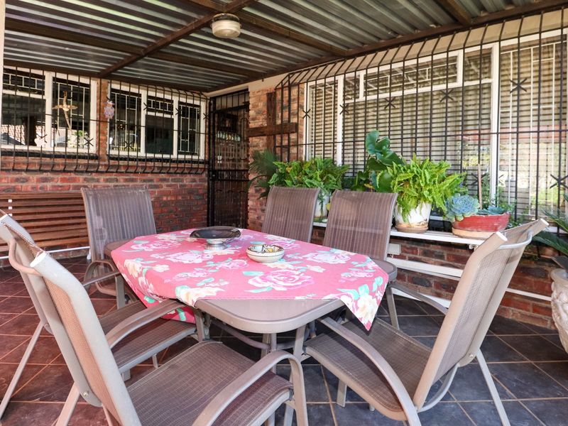 Neat Face Brick Home – Low Maintenance Living with Endless Possibilities! - Photo 4