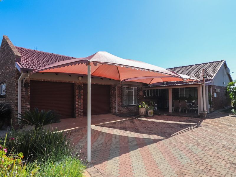 Neat Face Brick Home – Low Maintenance Living with Endless Possibilities! - Photo 1
