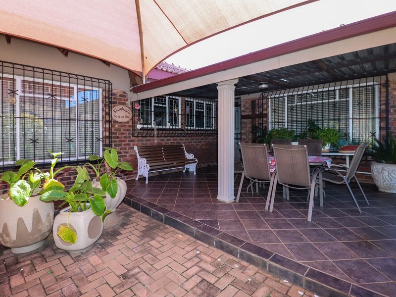 Neat Face Brick Home – Low Maintenance Living with Endless Possibilities! - Photo 3