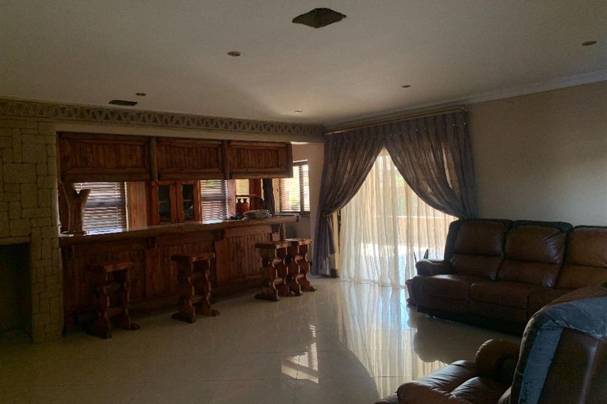 5 bedroom, 4 bathroom house in Savannah Country estate  - Photo 3