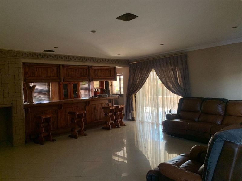 5 bedroom, 4 bathroom house in Savannah Country estate  - Photo 3