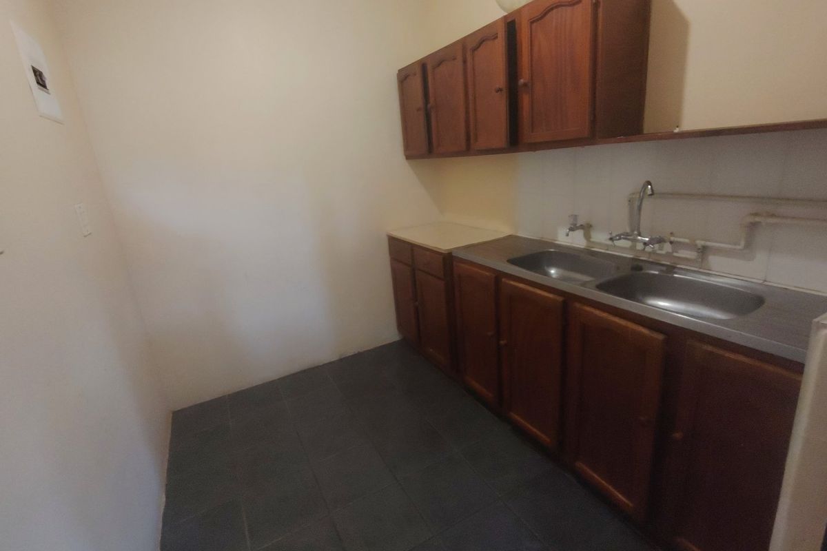 Unfurnished two bedroom one bathroom under cover parking in safe area - Photo 5