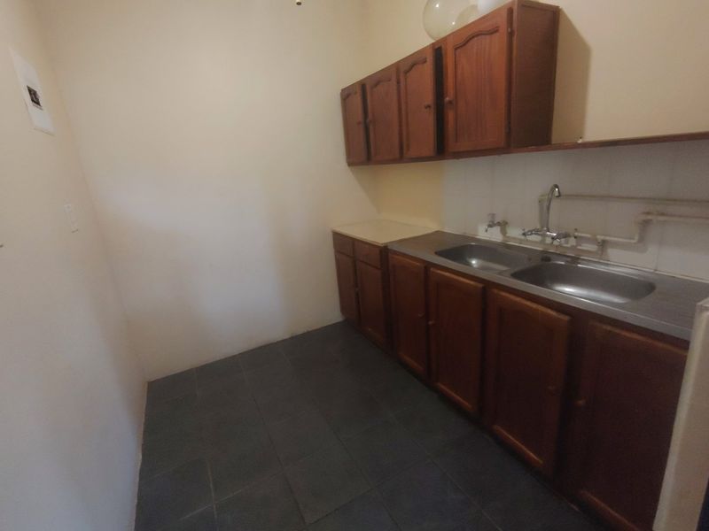 Unfurnished two bedroom one bathroom under cover parking in safe area - Photo 5