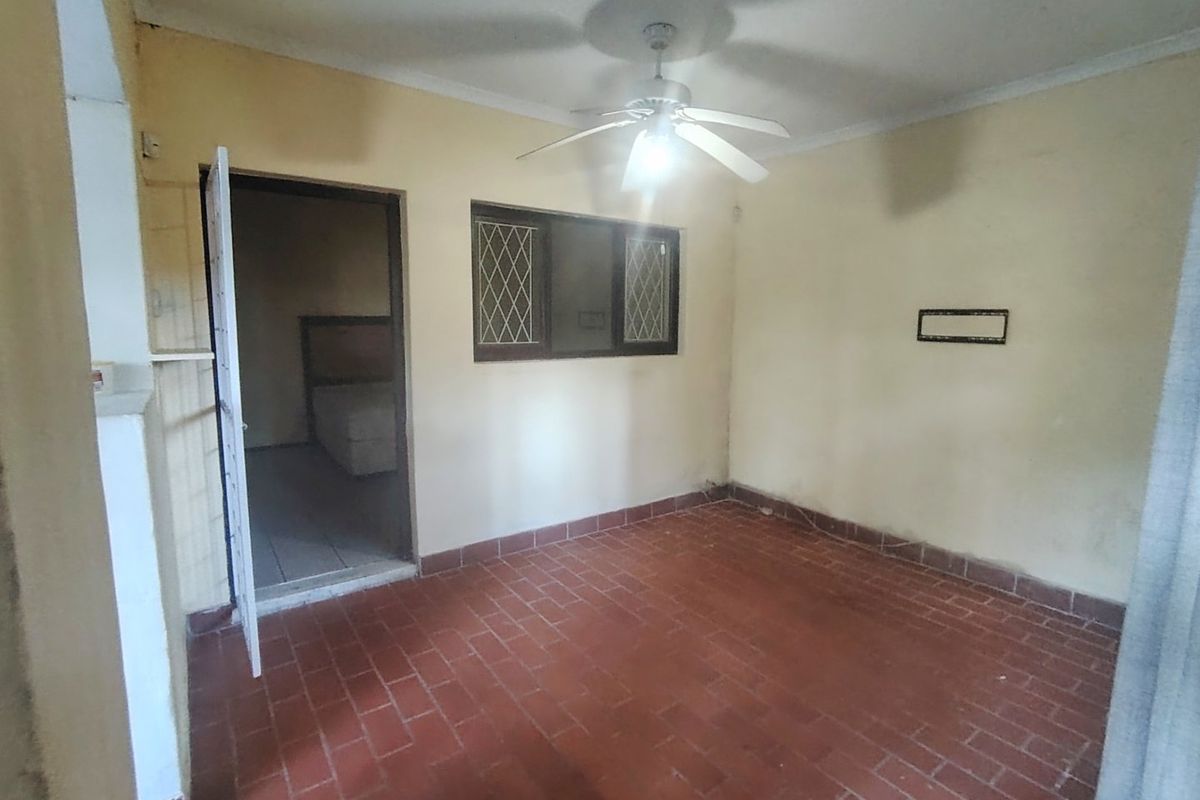 Unfurnished two bedroom one bathroom under cover parking in safe area - Photo 3