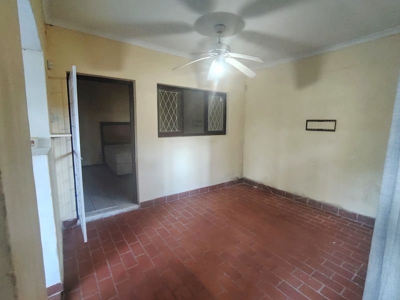 Unfurnished two bedroom one bathroom under cover parking in safe area - Photo 3