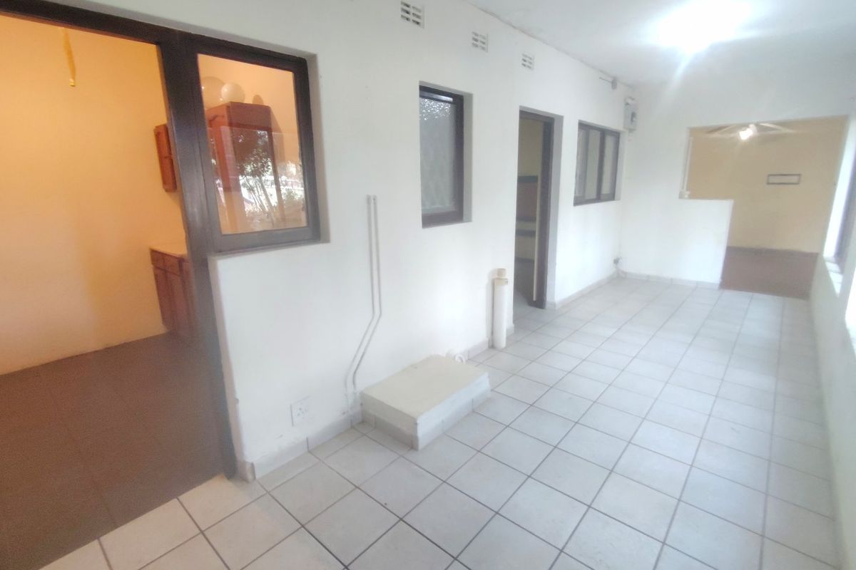 Unfurnished two bedroom one bathroom under cover parking in safe area - Photo 2
