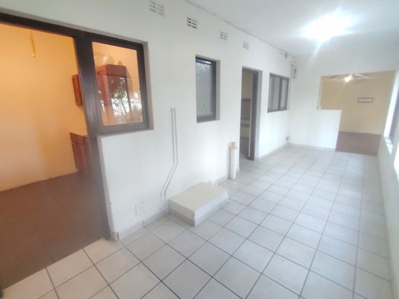 Unfurnished two bedroom one bathroom under cover parking in safe area - Photo 2