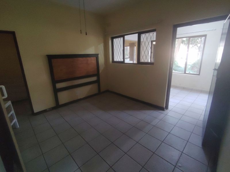 Unfurnished two bedroom one bathroom under cover parking in safe area - Photo 10