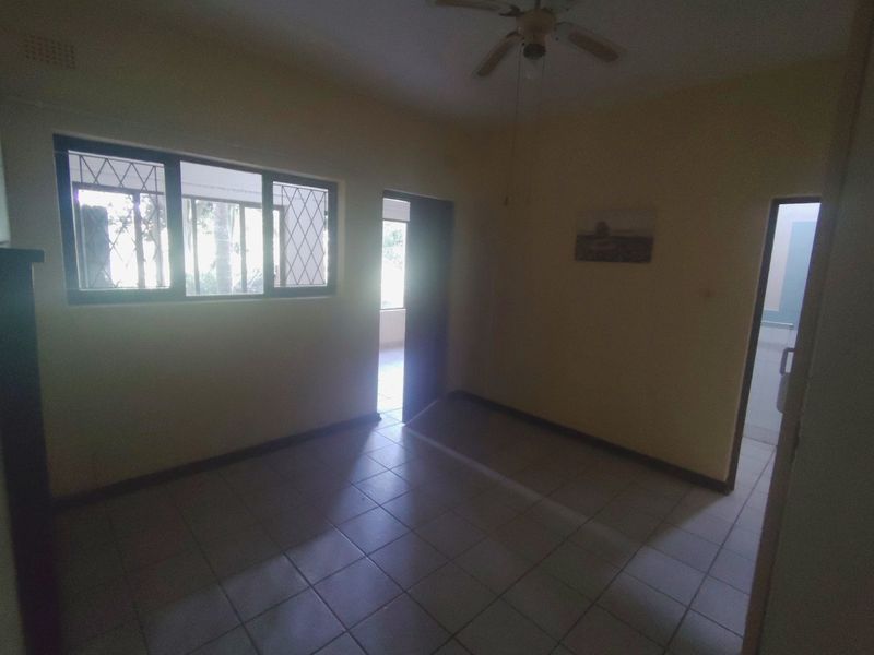 Unfurnished two bedroom one bathroom under cover parking in safe area - Photo 9