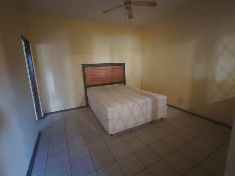 Unfurnished two bedroom one bathroom under cover parking in safe area - Photo 6