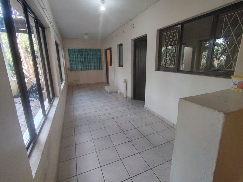 Unfurnished two bedroom one bathroom under cover parking in safe area - Photo 7