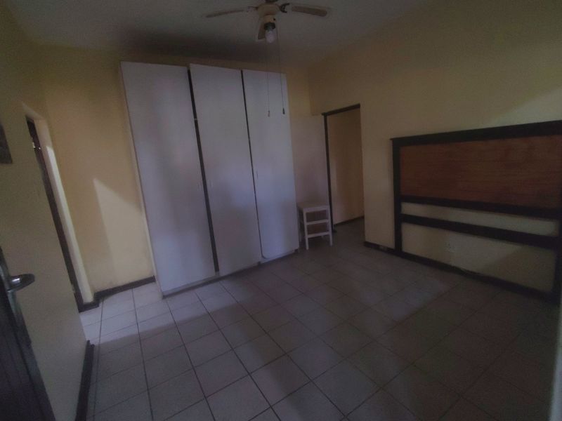 Unfurnished two bedroom one bathroom under cover parking in safe area - Photo 8