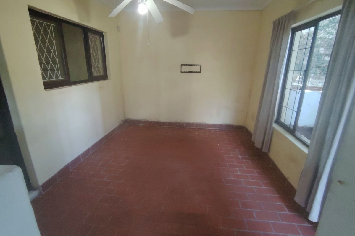 Unfurnished two bedroom one bathroom under cover parking in safe area - Photo 4