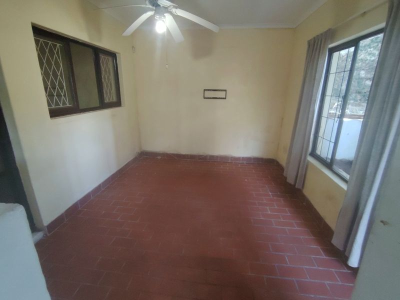 Unfurnished two bedroom one bathroom under cover parking in safe area - Photo 4