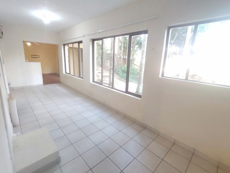 Unfurnished two bedroom one bathroom under cover parking in safe area - Photo 1