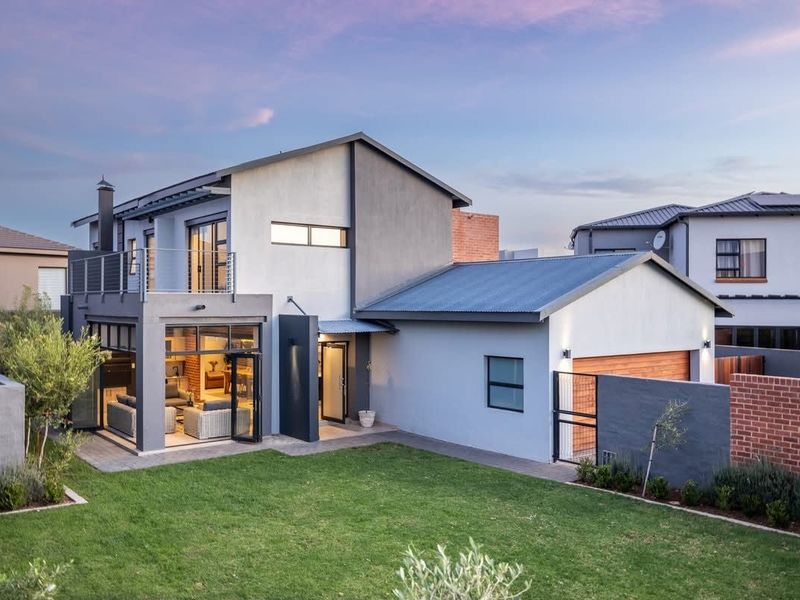 Sole Mandate for an elegant modern house in Six fountains Estate - Photo 2