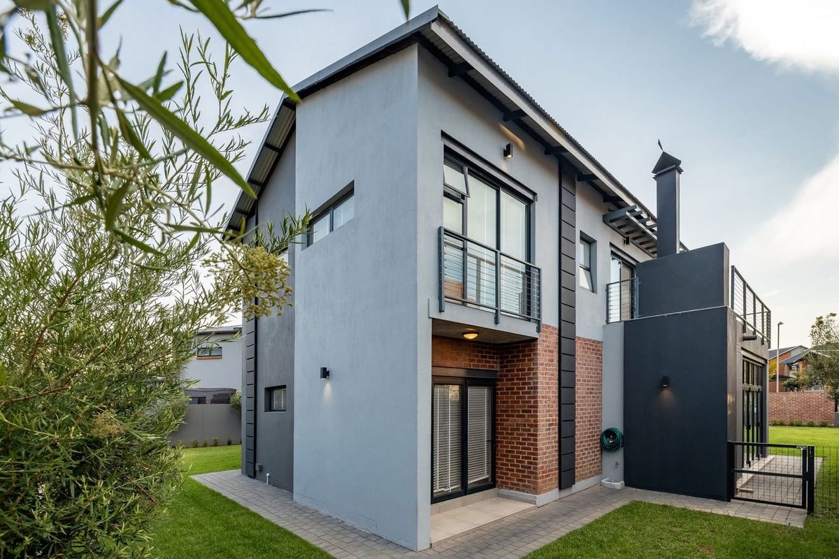 Sole Mandate for an elegant modern house in Six fountains Estate - Photo 3
