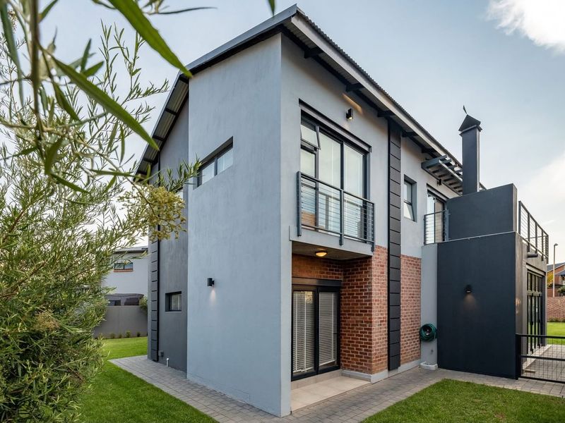 Sole Mandate for an elegant modern house in Six fountains Estate - Photo 3