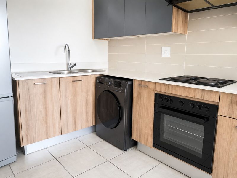 Well priced 3 Bedroom, 2 bathroom Apartment in Greencreek Lifestyle Estate - Photo 3