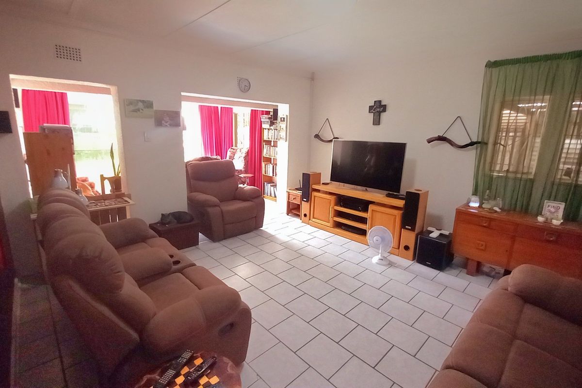 Spacious 3-Bedroom Home on 1,120m2 Erf Near Sasol One - Photo 2