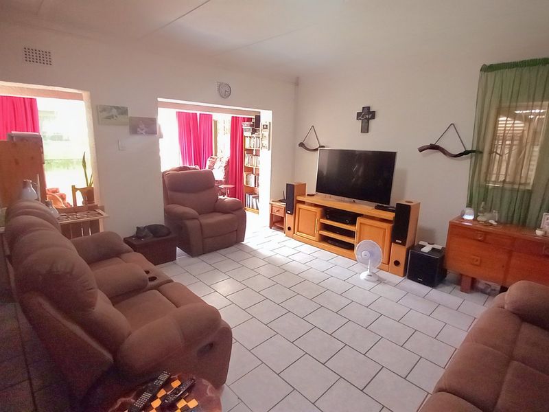 Spacious 3-Bedroom Home on 1,120m2 Erf Near Sasol One - Photo 2