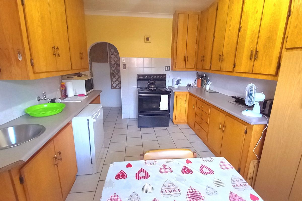 Spacious 3-Bedroom Home on 1,120m2 Erf Near Sasol One - Photo 3