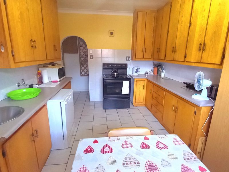 Spacious 3-Bedroom Home on 1,120m2 Erf Near Sasol One - Photo 3