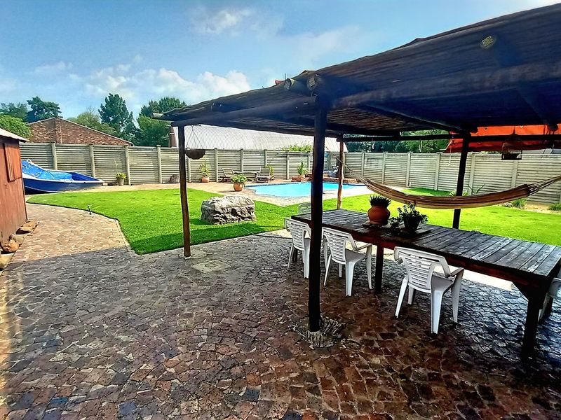 Spacious 3-Bedroom Home on 1,120m2 Erf Near Sasol One - Photo 1