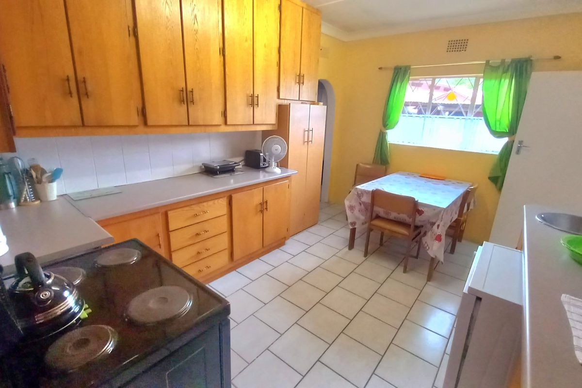 Spacious 3-Bedroom Home on 1,120m2 Erf Near Sasol One - Photo 4