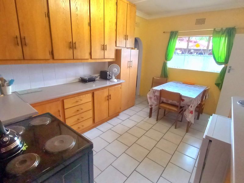 Spacious 3-Bedroom Home on 1,120m2 Erf Near Sasol One - Photo 4
