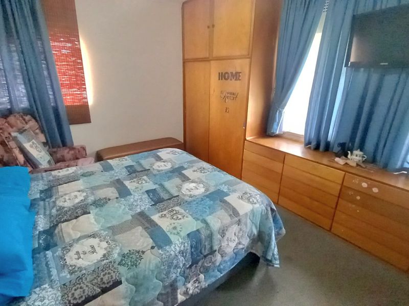 Spacious 3-Bedroom Home on 1,120m2 Erf Near Sasol One - Photo 10