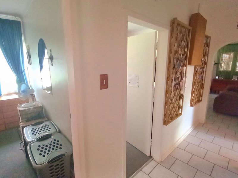 Spacious 3-Bedroom Home on 1,120m2 Erf Near Sasol One - Photo 9