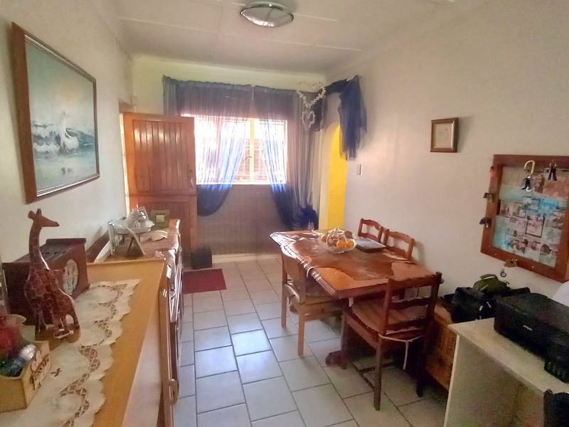 Spacious 3-Bedroom Home on 1,120m2 Erf Near Sasol One - Photo 8