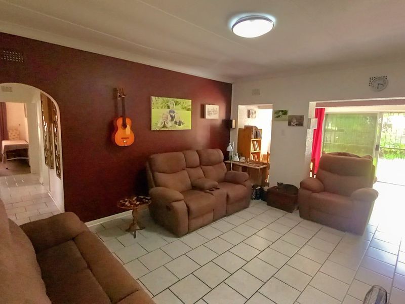 Spacious 3-Bedroom Home on 1,120m2 Erf Near Sasol One - Photo 6