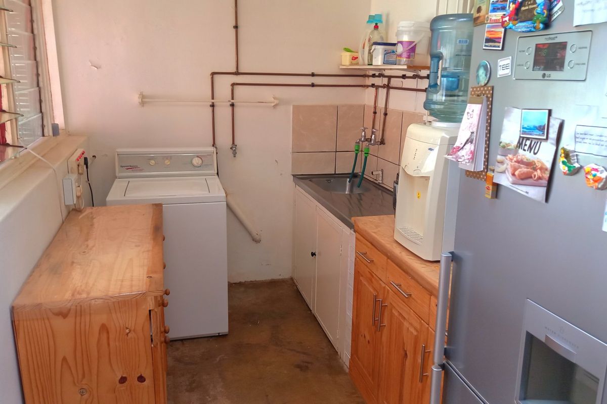 Spacious 3-Bedroom Home on 1,120m2 Erf Near Sasol One - Photo 5