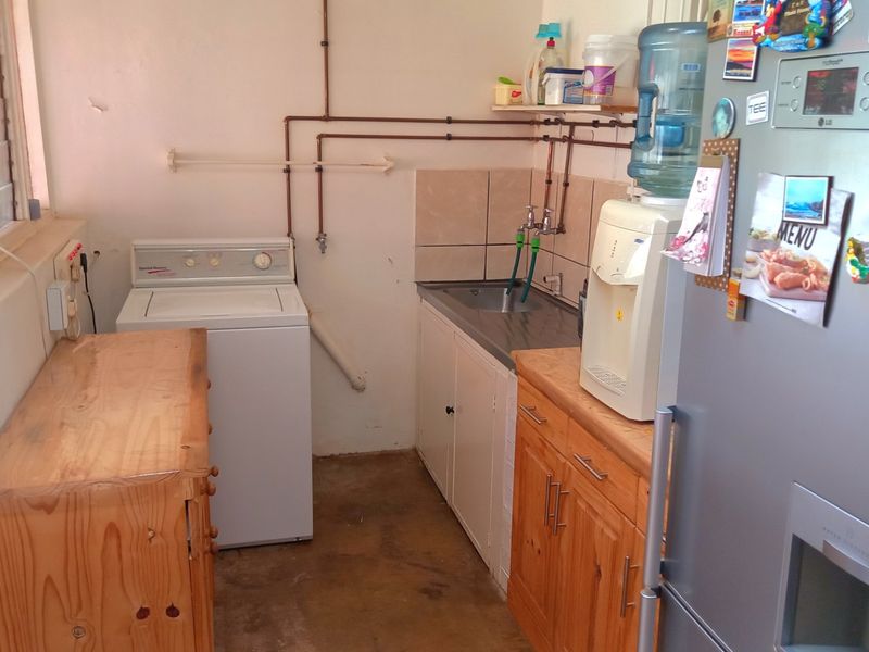 Spacious 3-Bedroom Home on 1,120m2 Erf Near Sasol One - Photo 5