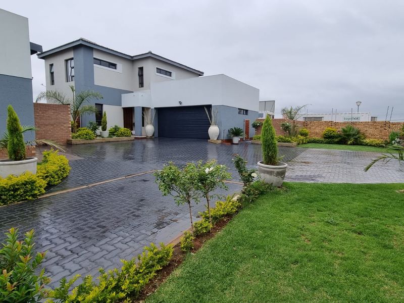 A lifestyle house in Thatchfield Ridge Estate, Centurion in Gauteng is now available for rent. - Photo 1