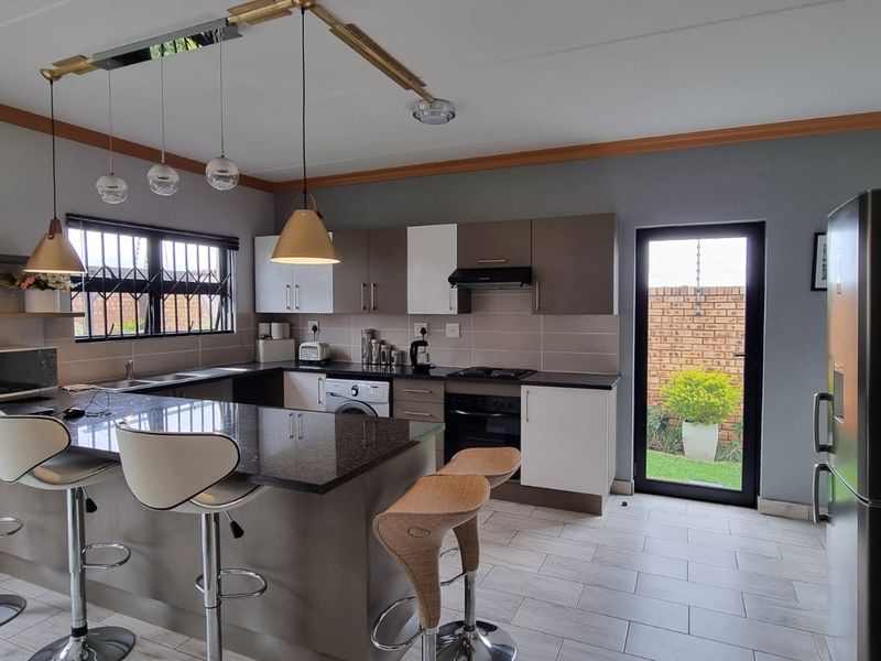 A lifestyle house in Thatchfield Ridge Estate, Centurion in Gauteng is now available for rent. - Photo 6