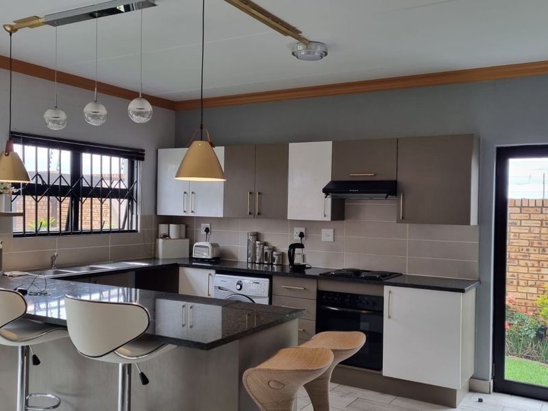 A lifestyle house in Thatchfield Ridge Estate, Centurion in Gauteng is now available for rent. - Photo 3