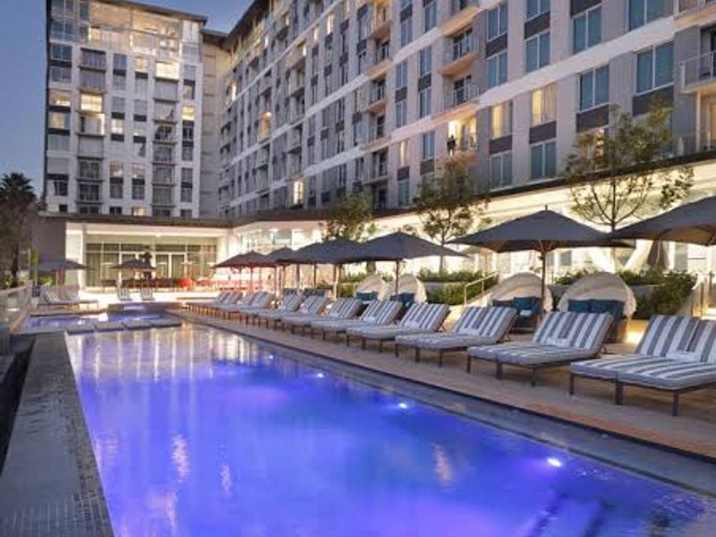 Spectacular Furnished 1 Bedroom 1 Bathroom Apartment to rent in Sandton - Photo 1