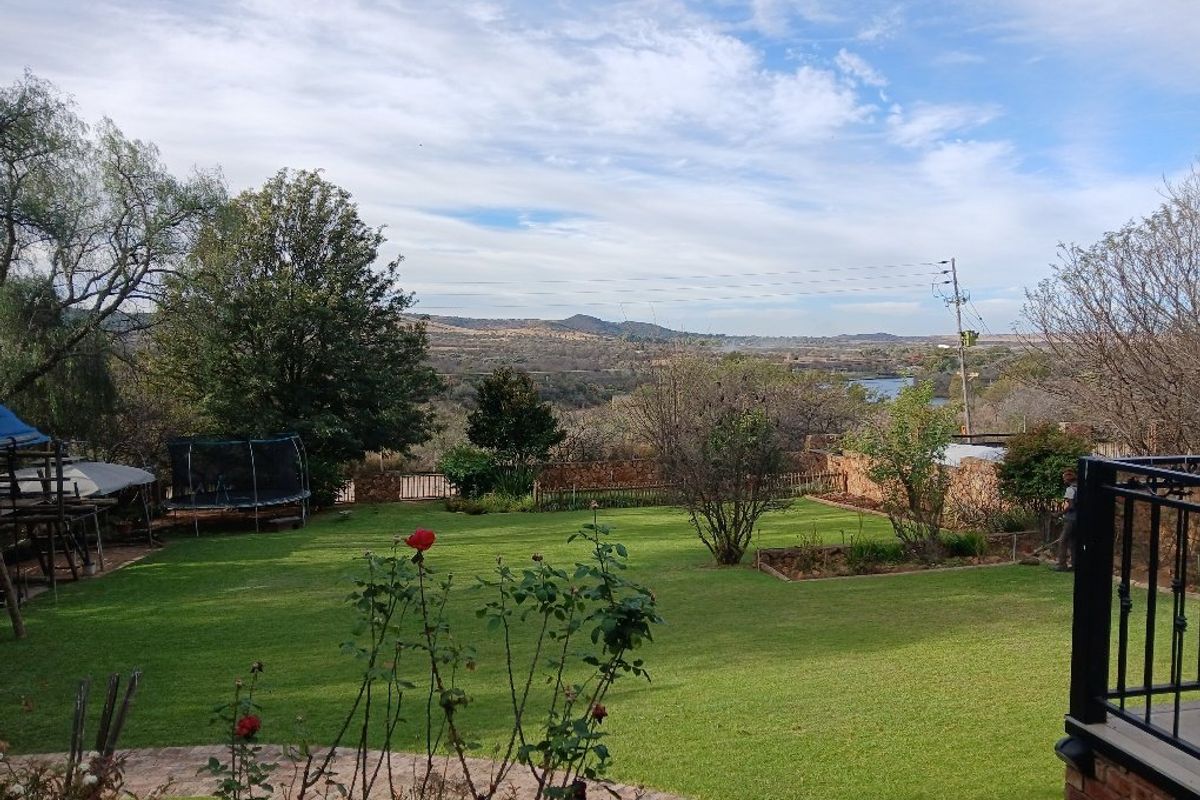 Four Bedroom House in Vaaloewer Riverside Town - Photo 4